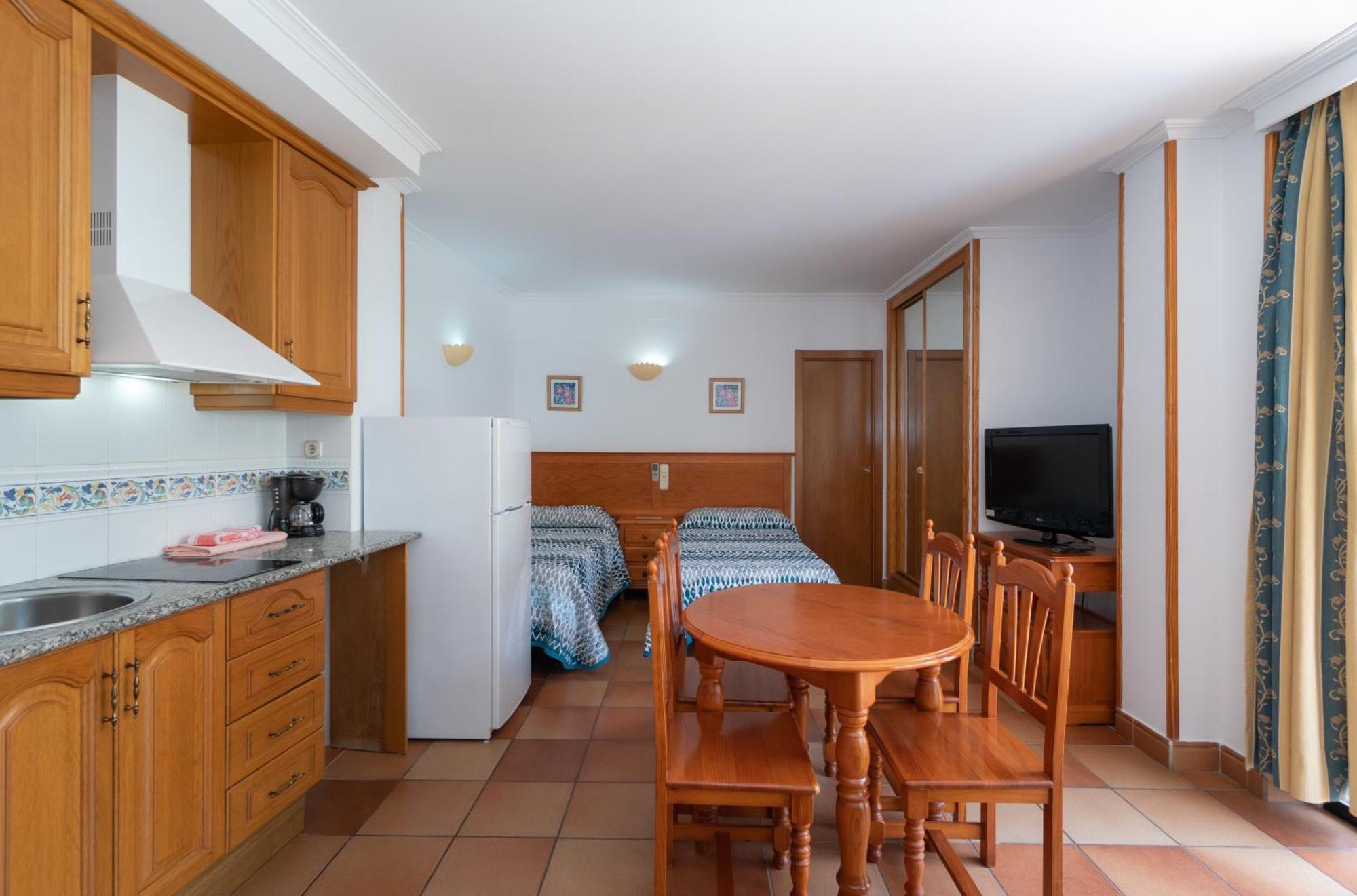 Apartamentos Leonor Carihuela Torremolinos Room photo